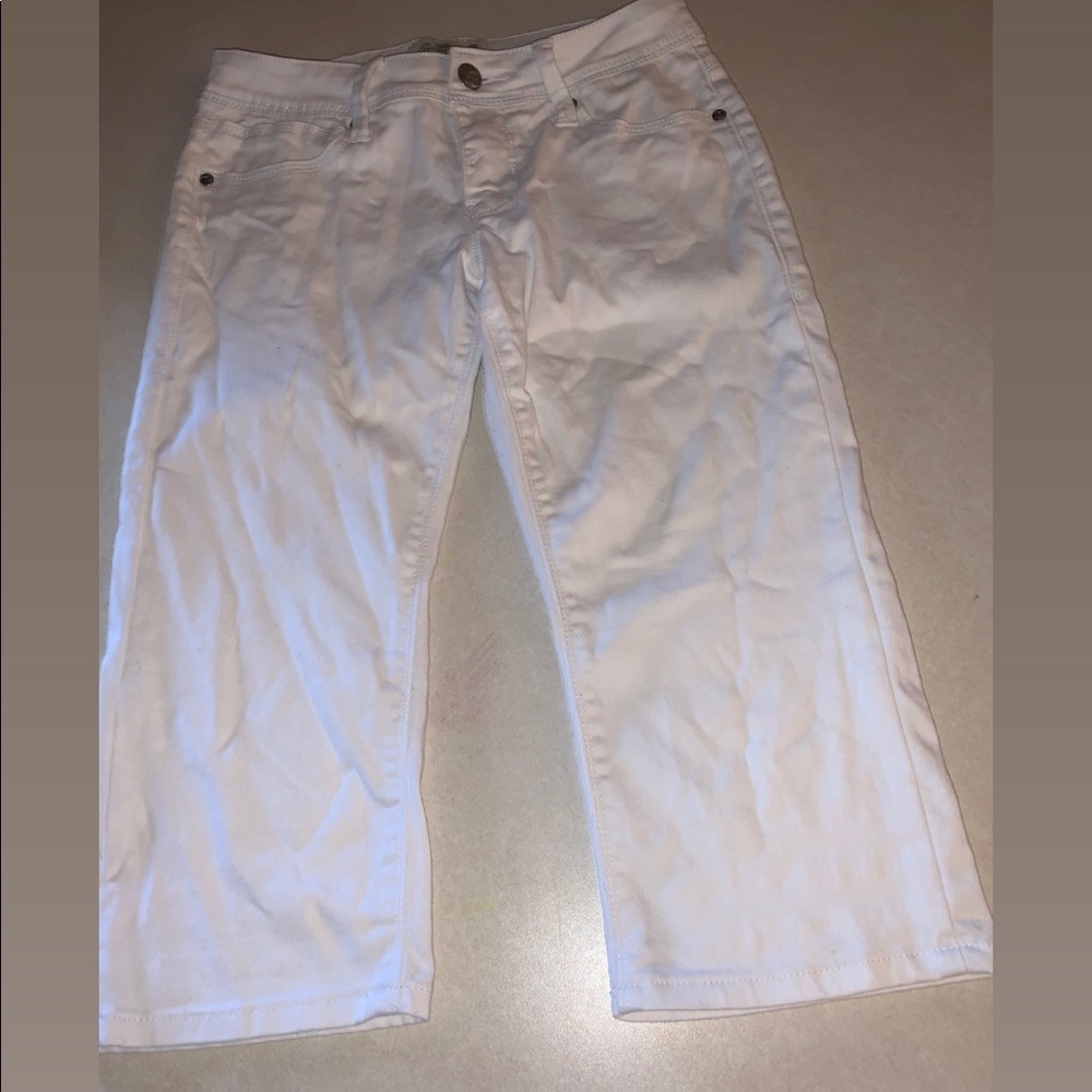 white capri jean